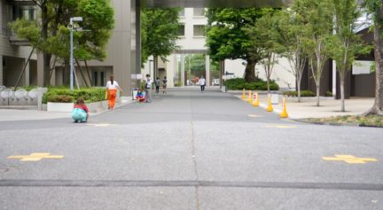 北門への道